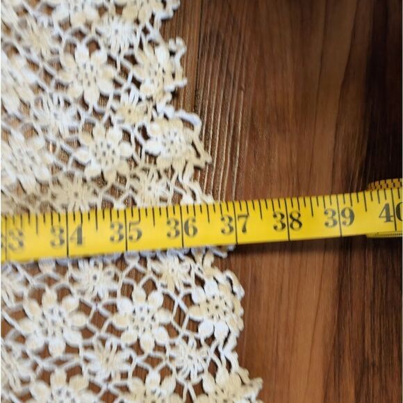 Vintage crocheted flower pattern table runner - Picture 4 of 5